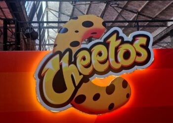 CH.A.R Cheetos Assistan Referee de Cheetos® el nuevo árbitro que viene lleno de dedos manchados de queso