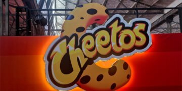 CH.A.R Cheetos Assistan Referee de Cheetos® el nuevo árbitro que viene lleno de dedos manchados de queso