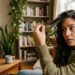 ¿Primeras canas? Así puedes cubrirlas desde casa con un acabado natural