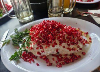 Continua la tradición del chile en nogada de 1 kg de Don Lázaro, El Viajero con su receta única de más de 30 ingredientes