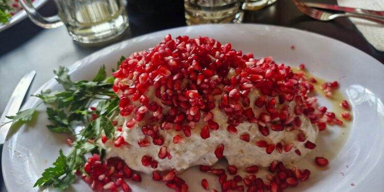 Continua la tradición del chile en nogada de 1 kg de Don Lázaro, El Viajero con su receta única de más de 30 ingredientes