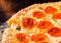 Domino’s combina sus dos masas premium más icónicas con la nueva Sartén Orilla Suprema