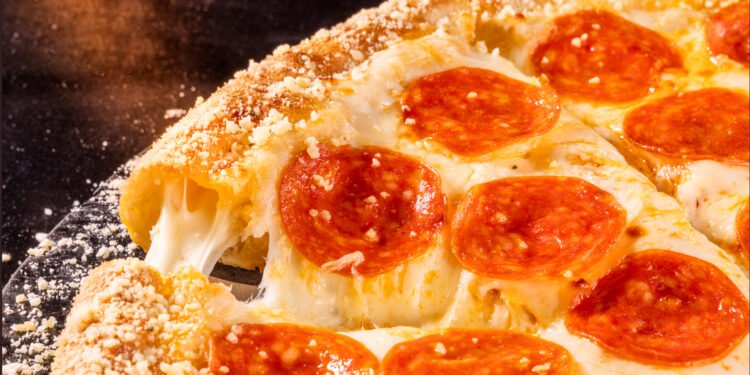 Domino’s combina sus dos masas premium más icónicas con la nueva Sartén Orilla Suprema