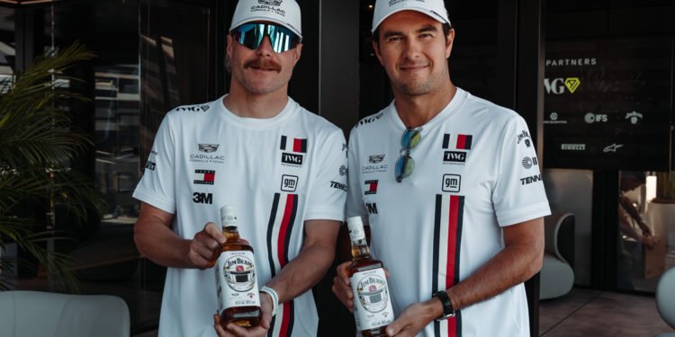 Somos 11: Jim Beam® y Cadillac Formula 1® Team celebran que todo es mejor con amigos