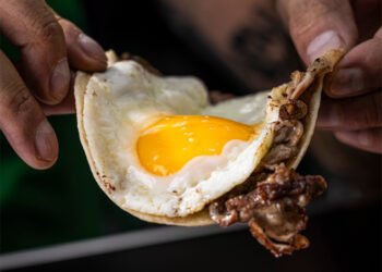 «Aquí mis chicharrones truenan»: Atarantados le pone sabor norteño al desayuno en CDMX