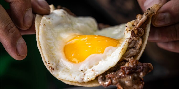 «Aquí mis chicharrones truenan»: Atarantados le pone sabor norteño al desayuno en CDMX