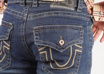 Los vaqueros regresan con más estilo: bordados, bolsas y detalles que transforman el denim este septiembre