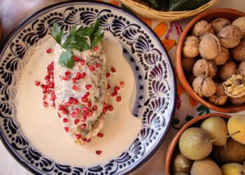 Chiles en Nogada: una mesa de contrastes y vinos del Valle de Guadalupe
