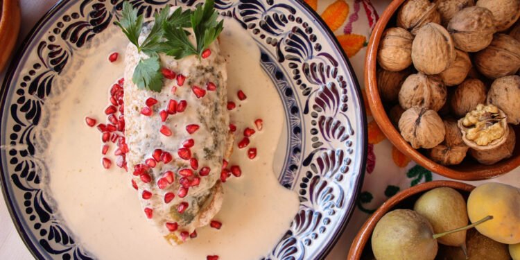 Chiles en Nogada: una mesa de contrastes y vinos del Valle de Guadalupe