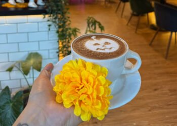 ¿Pan de muerto, bebidas y snacks ilimitados por $95 la hora? Así se vive la Spooky Season en Chez Vous