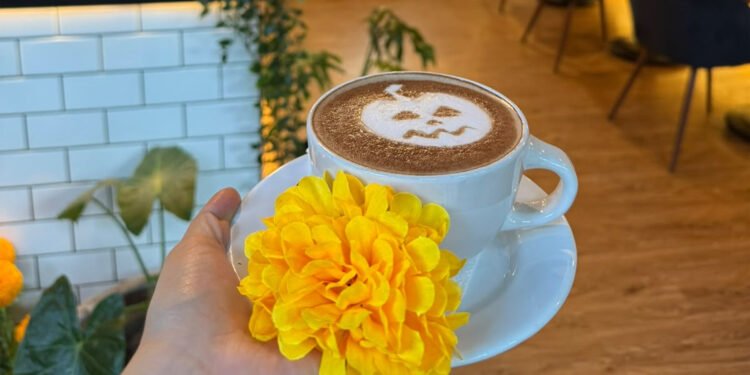 ¿Pan de muerto, bebidas y snacks ilimitados por $95 la hora? Así se vive la Spooky Season en Chez Vous
