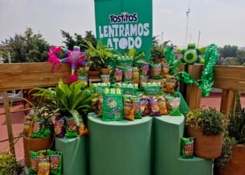 «Lentramos a todo» de Tostitos® rinde homenaje al arte popular mexicano con maestros piñateros