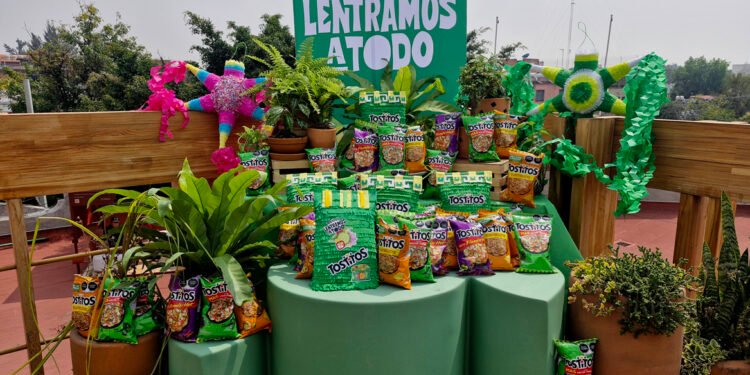 «Lentramos a todo» de Tostitos® rinde homenaje al arte popular mexicano con maestros piñateros