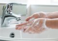 De una mano a otra: cómo cortar una cadena de contagios